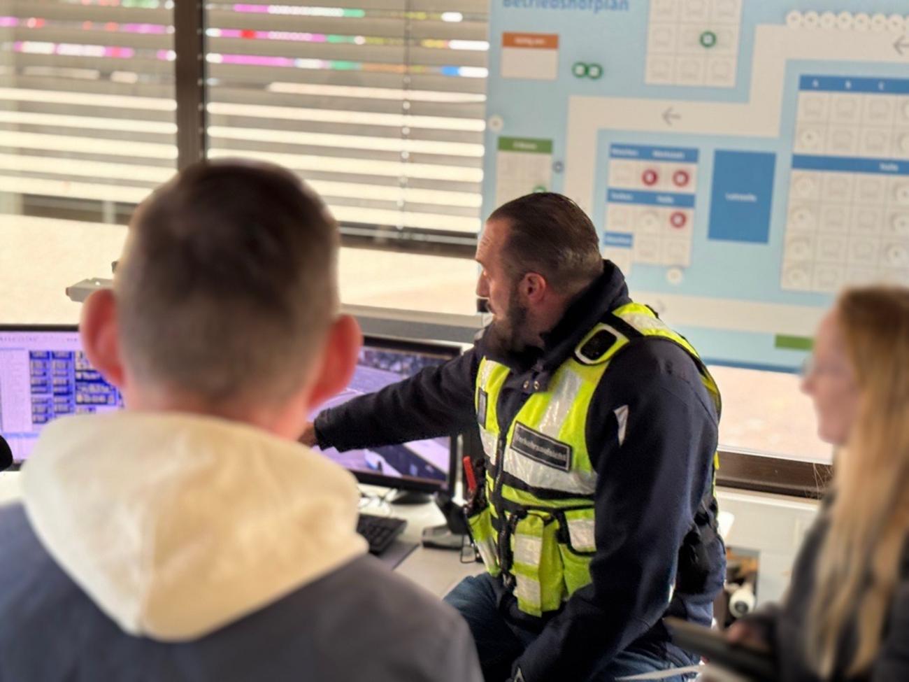 Ein BSM-Mitarbeiter erklärt den Jugendlichen die Leitstelle.