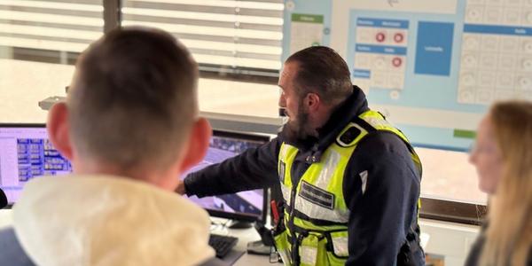 Ein BSM-Mitarbeiter erklärt den Jugendlichen die Leitstelle.