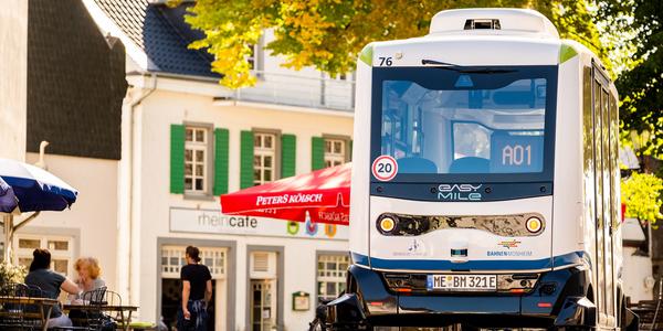 Ein autonomer Kleinbus fährt durch die Monheimer Altstadt