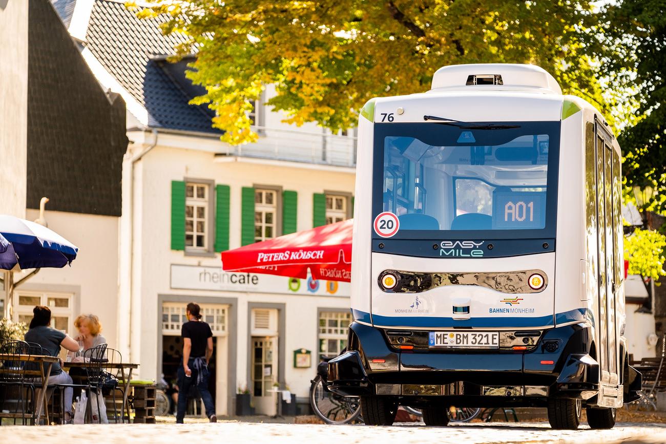 Ein autonomer Kleinbus fährt durch die Monheimer Altstadt