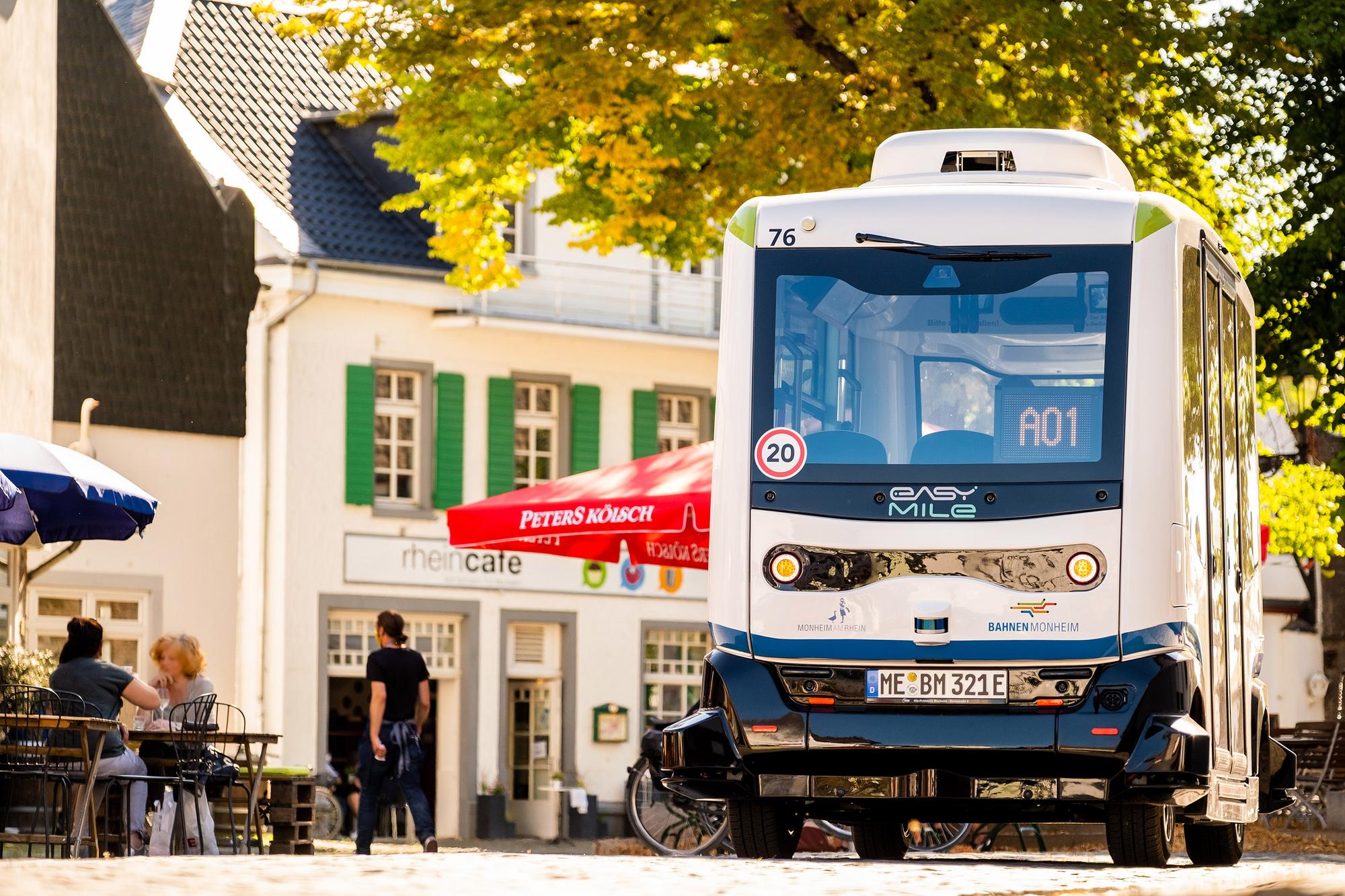 Ein autonomer Kleinbus fährt durch die Monheimer Altstadt